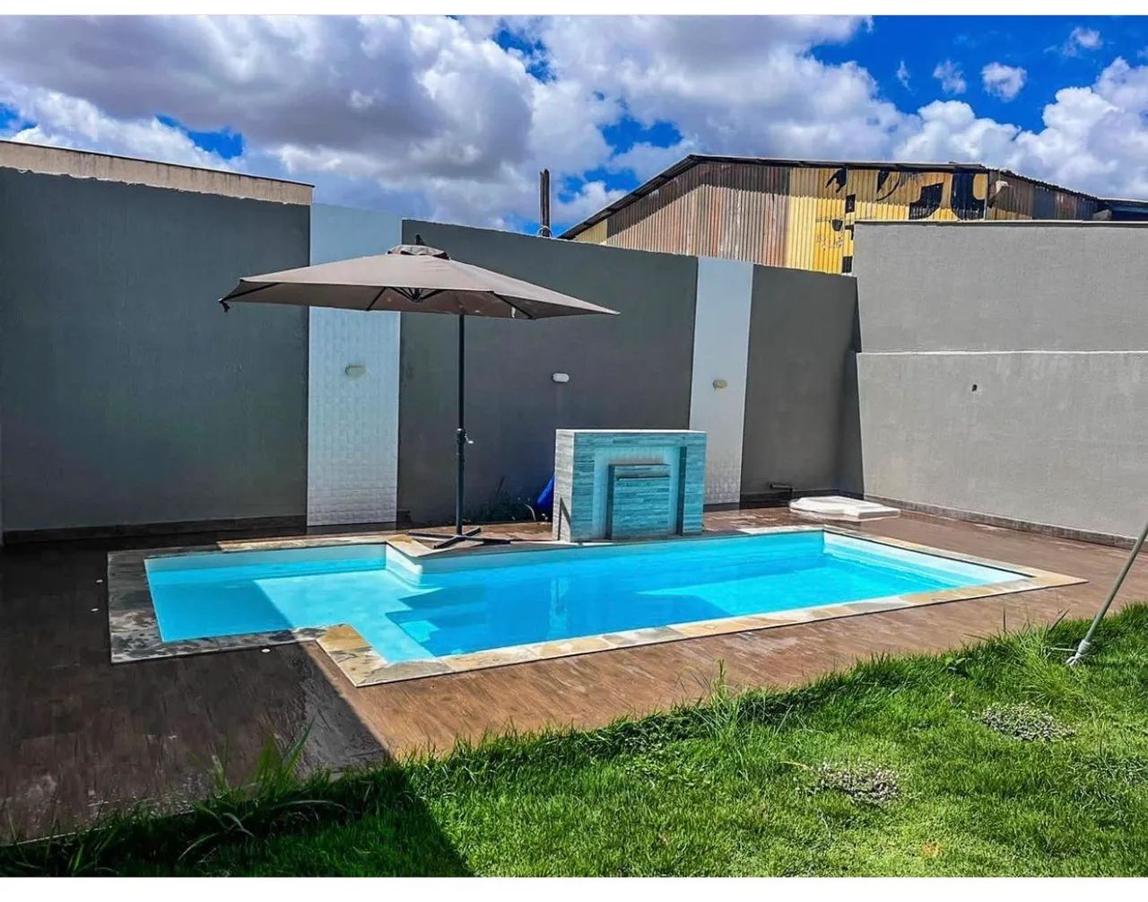 Linda piscina praia com hidromassagem 