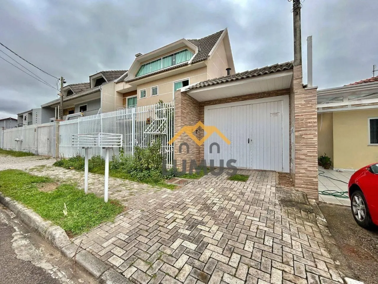 Sobrado com 3 dormitórios à venda, 134 m² por R$ 679.900 - Fazendinha - Curitiba/PR