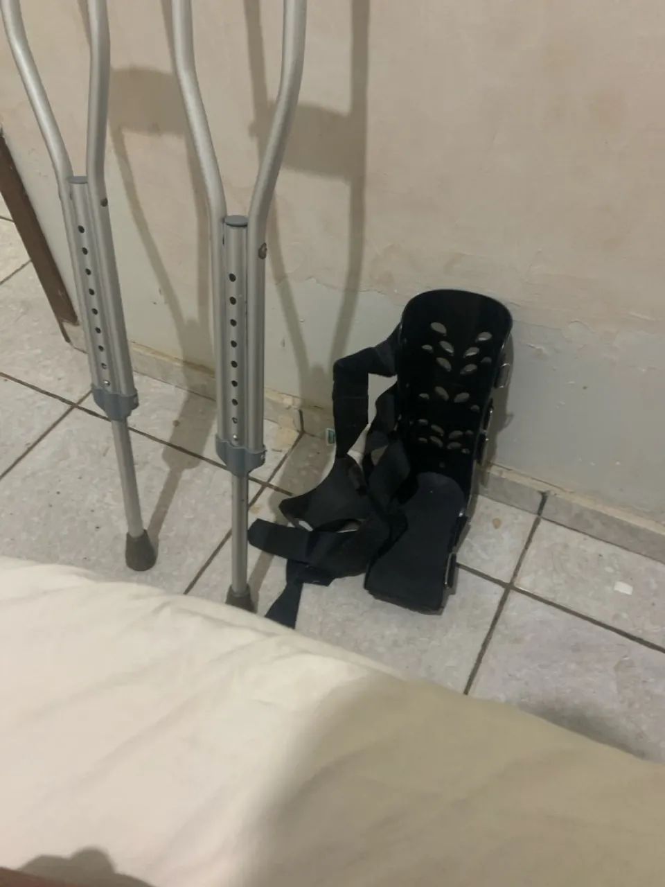 Muleta e bota ortopédica  - Foto 2