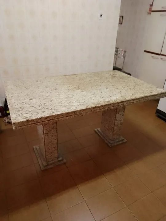 Mesa com tampo e pés de granito - usada - com 6 cadeiras - Foto 2