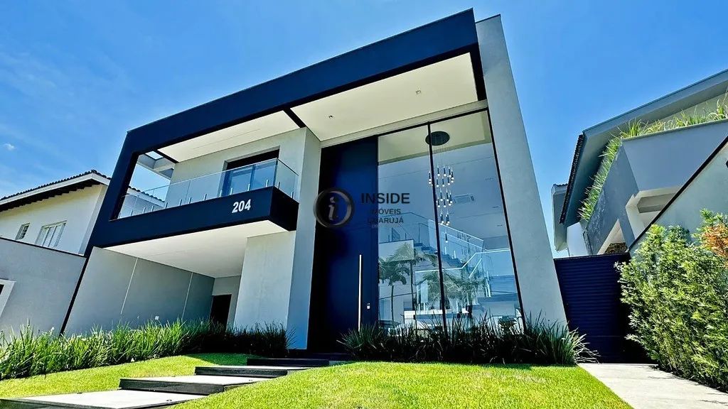 Casa com piscina e 5 suítes no condomínio acapulco
