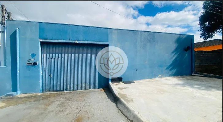 Imóvel com casa Residencial e Barracão comercial no bairro Pinheirinho.