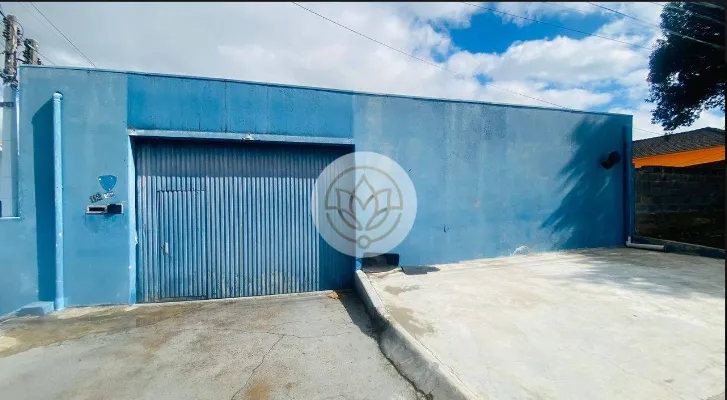 Imóvel com casa Residencial e Barracão comercial no bairro Pinheirinho.
