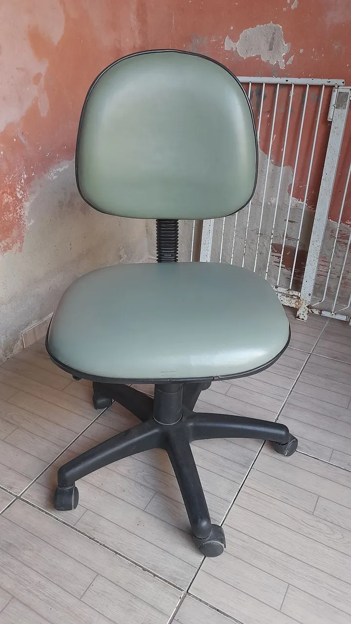 Cadeira de Escritório com Rodas