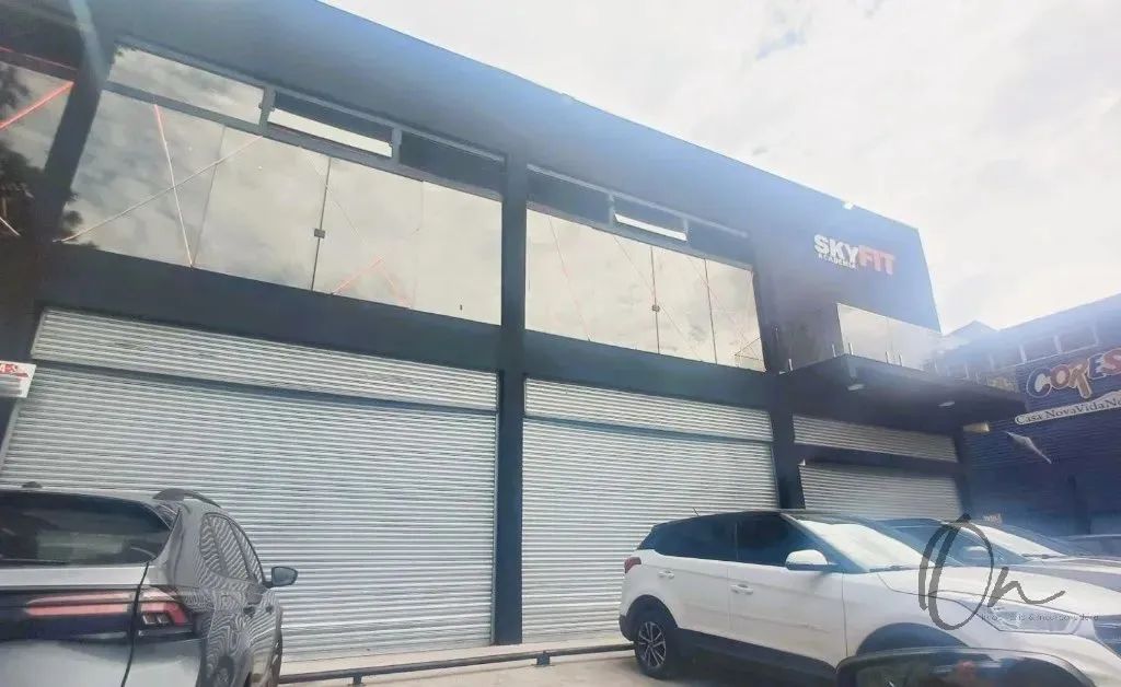 Galpão Comercial de Alto Padrão na Granja Viana: 3 banheiros, 10 vagas de garagem e 750m² 