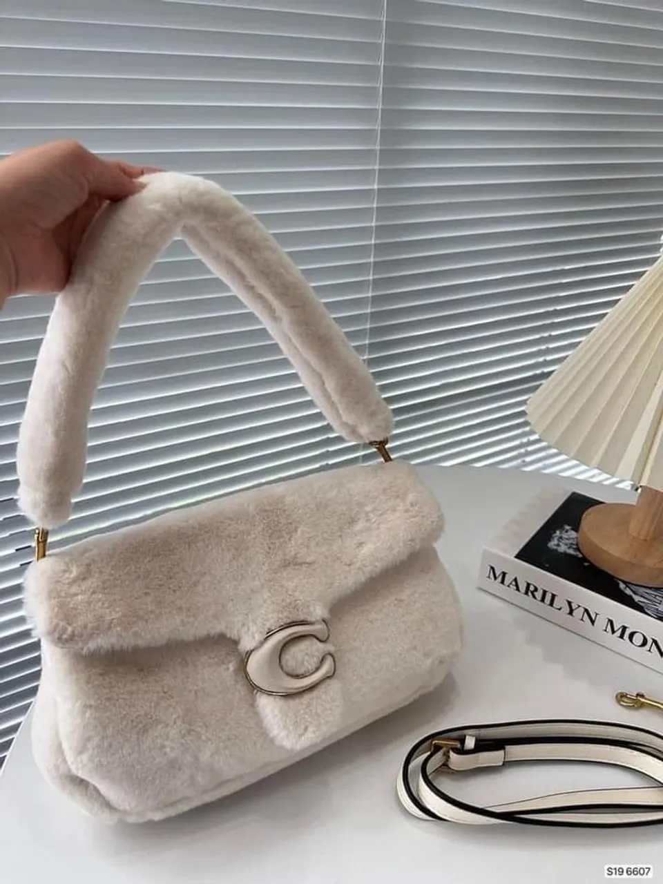 Bolsa Coach de Pelúcia Off White - Elegância e Conforto
