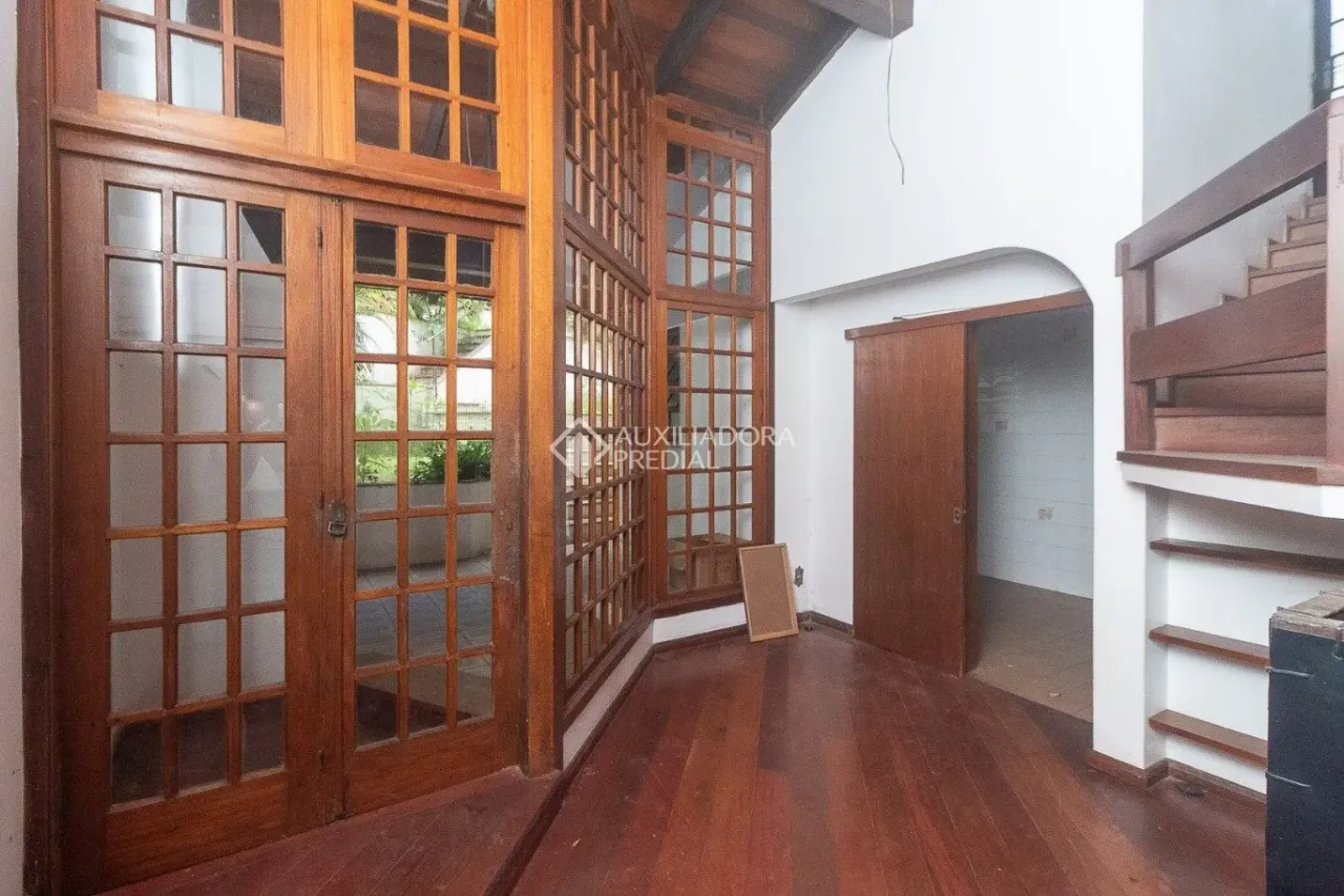 Casa 5 quarto(s), no bairro Mont Serrat