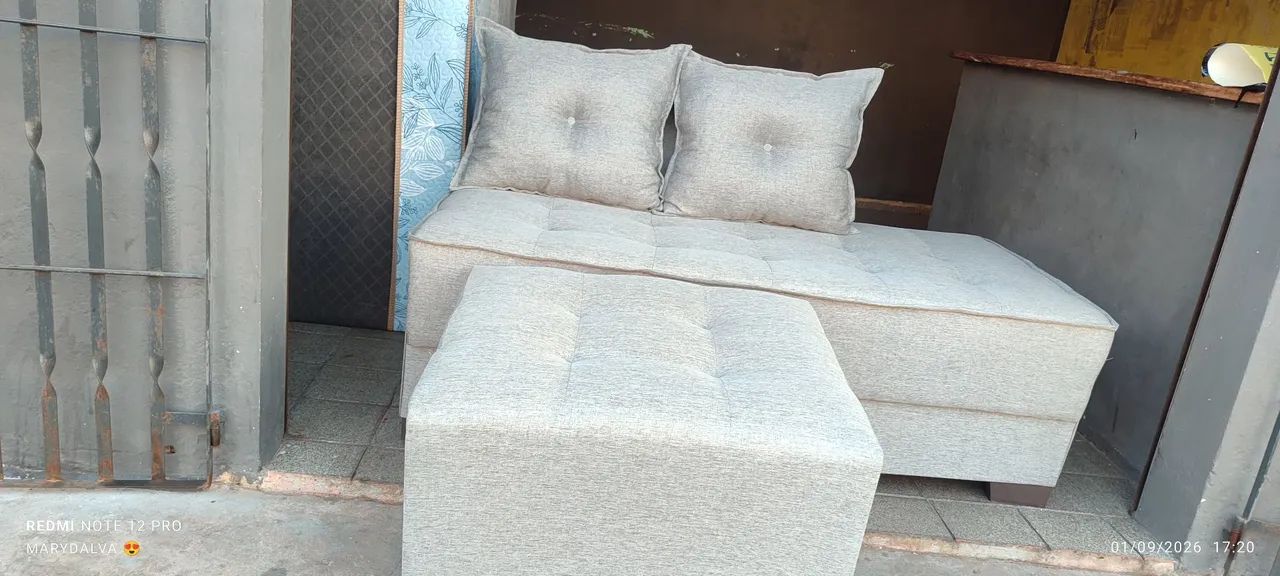 Sofá de 3 lugares acompanhado por um puff - Foto 2