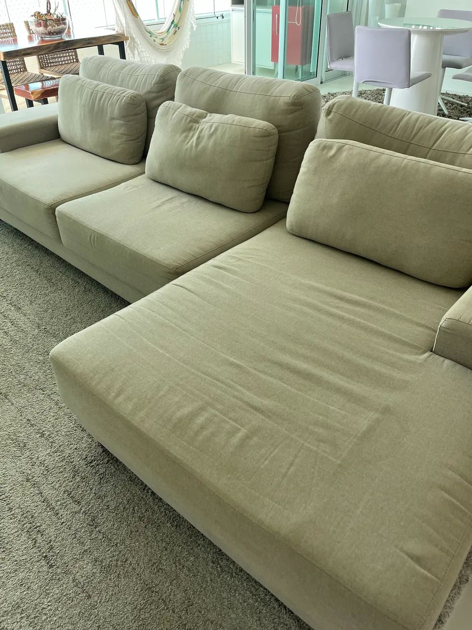 Estofado com chaise 3 a 6 lugares bege com 3 encostos e 3 almofadas soltas  - Foto 3