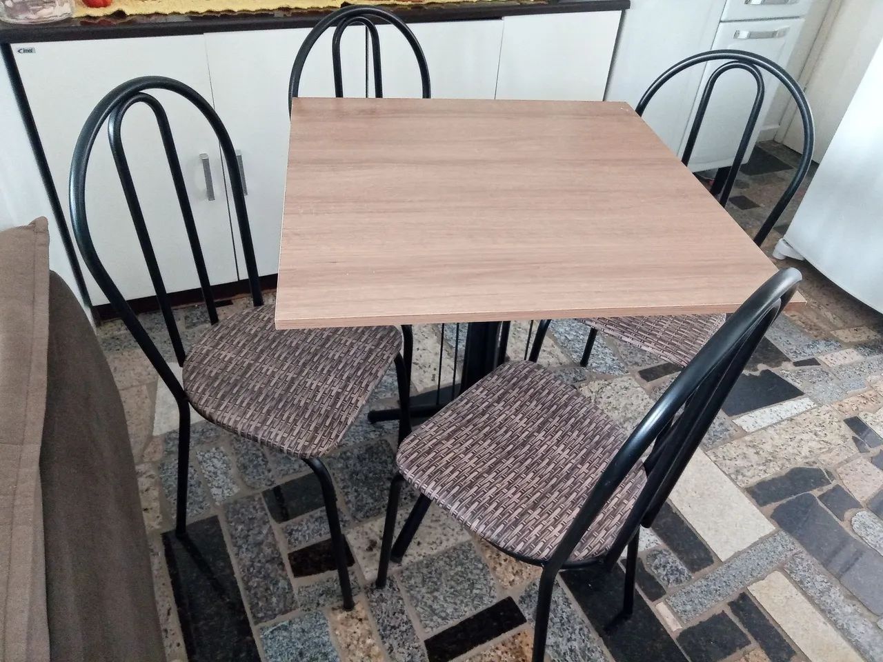 Mesa 80x80 na cor amadeirado com 4 cadeiras 
