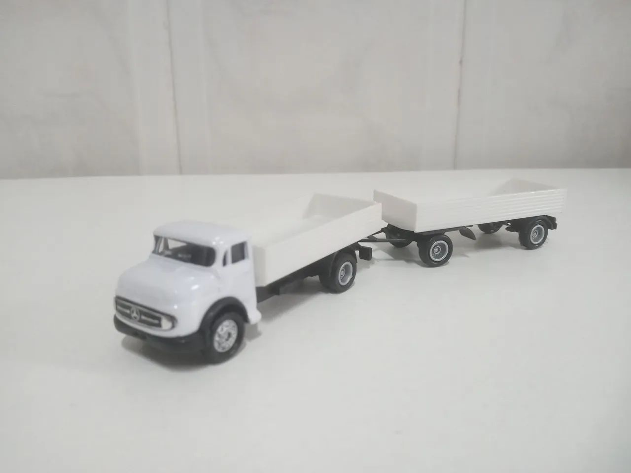 Miniatura de caminhão Mercedes Benz - Foto 3