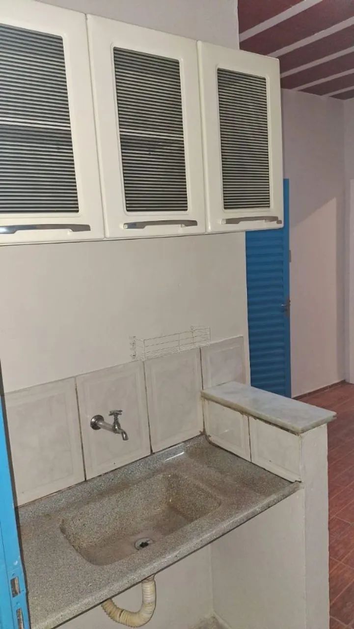 Apto tipo kitnet com quarto, cozinha, banheiro com box, pequena área de tanque - Foto 3