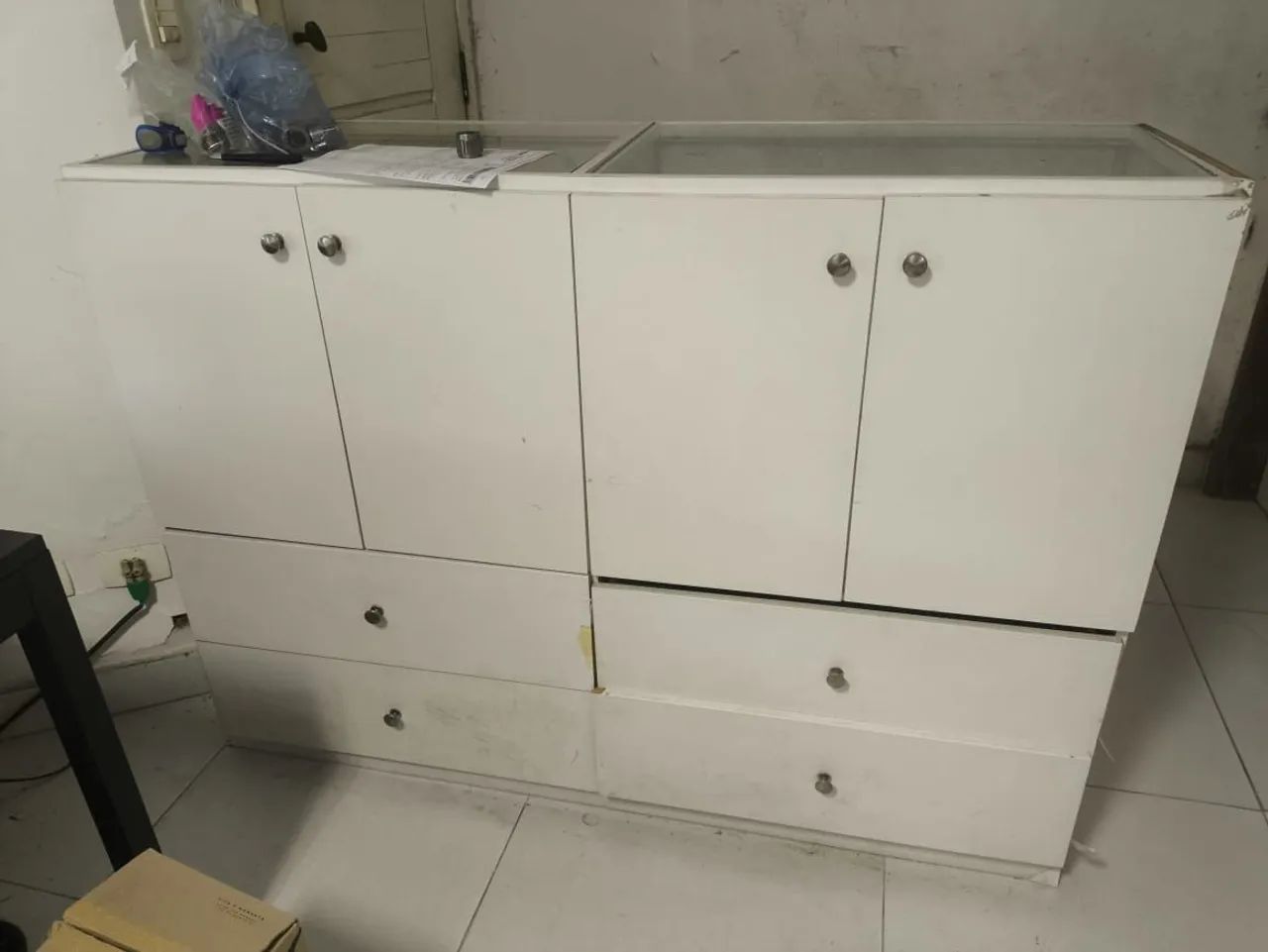 Balcão mostruário branco com vidro, 4 portas e 4 gavetas - Foto 4