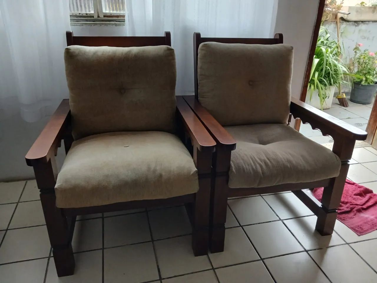 Conjunto de Sofá 2 e 3 lugares, madeira com almofadas soltas, bem conservados 
