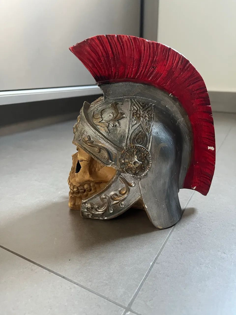 Caveira Decorativa Medieval com Elmo - Castelo de Itaipava - Foto 4