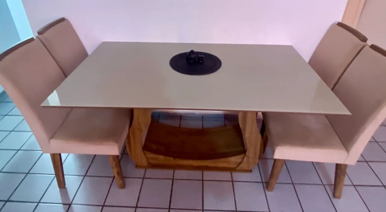 VENDO MESA DE JANTAR COM 6 CADEIRAS SEM MARCAS DE USO - Foto 3