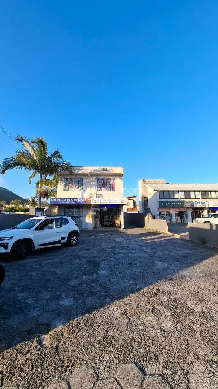 Prédio Comercial com 4 amplas salas mais casa nos fundos com 2 dormitórios, amplo estacion