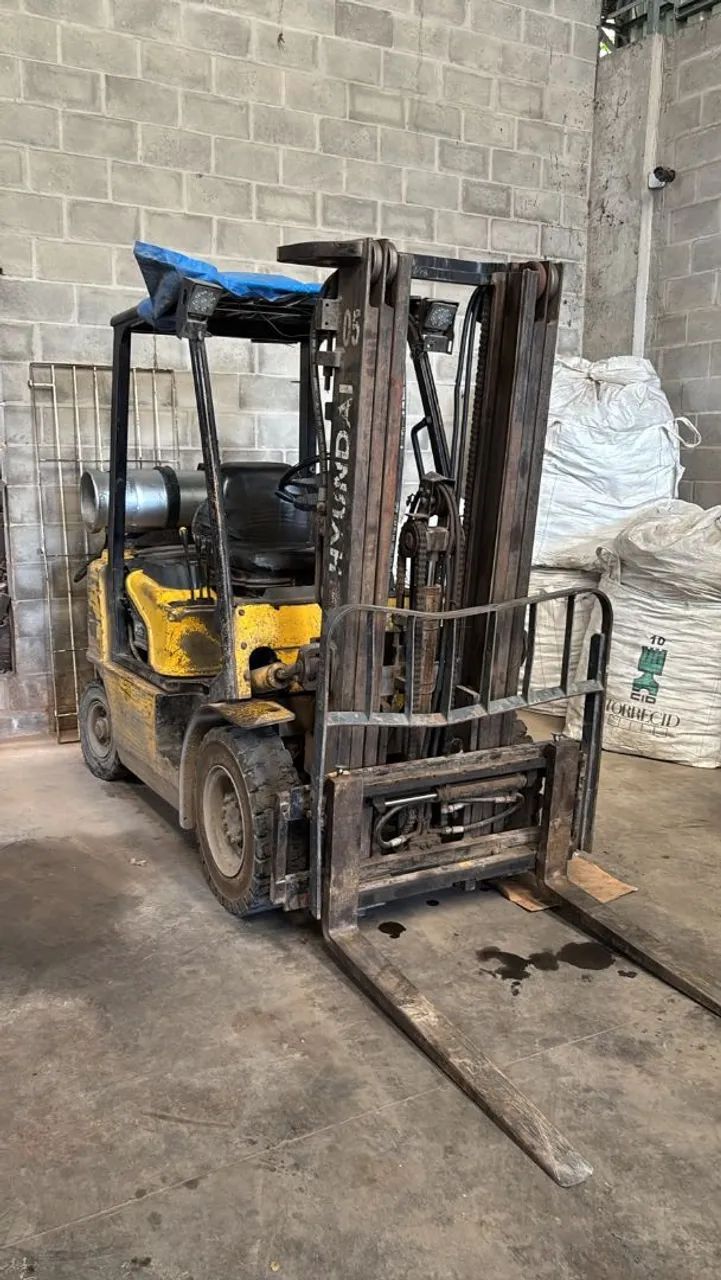 Oportunidade: 2 Empilhadeiras Hyundai 2.5 Ton - Torre Triplex + Deslocador