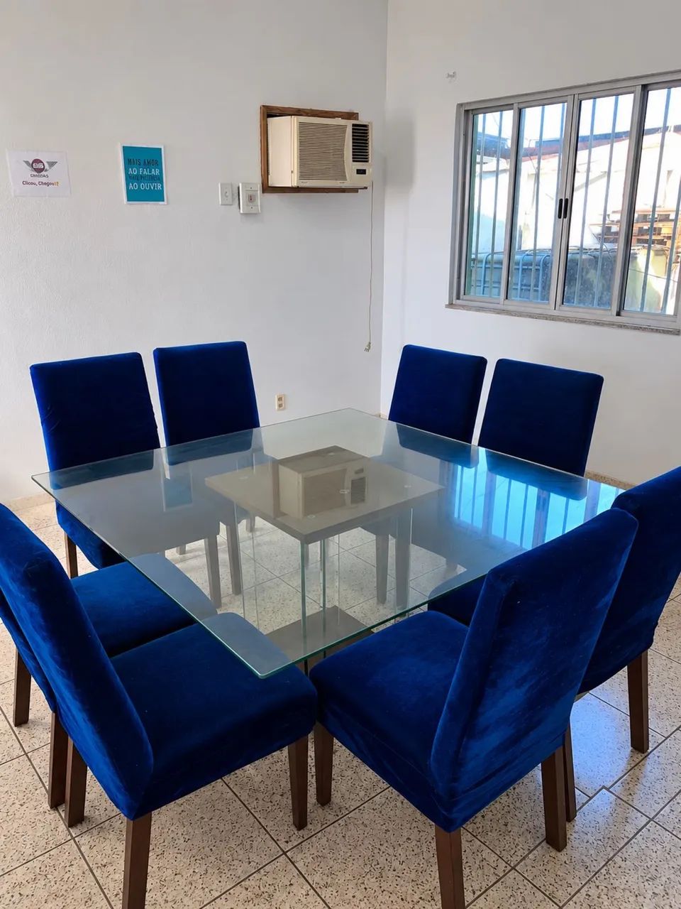 Vendo mesa com com 8 cadeiras 