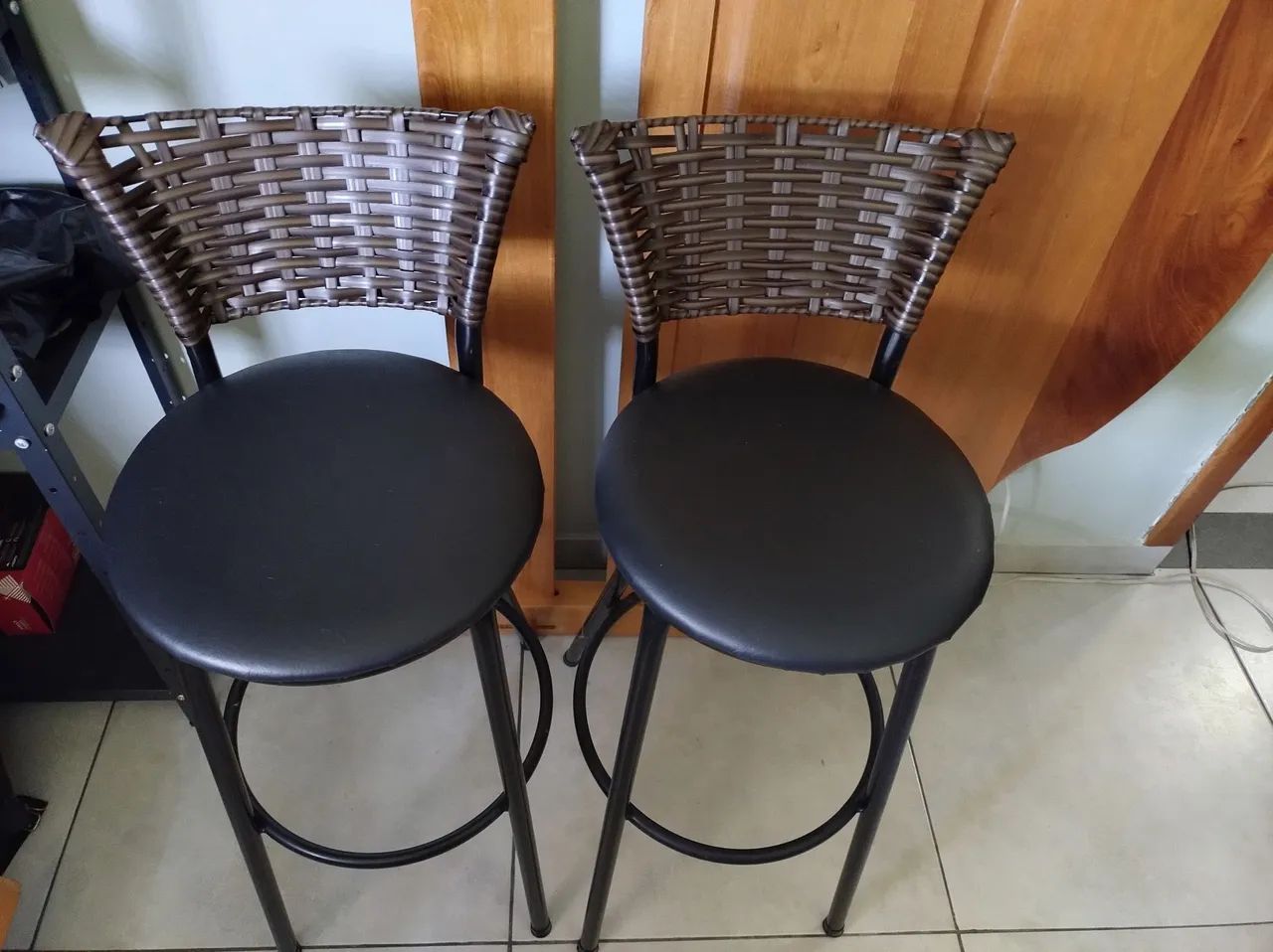 Vende -se duas banquetas 