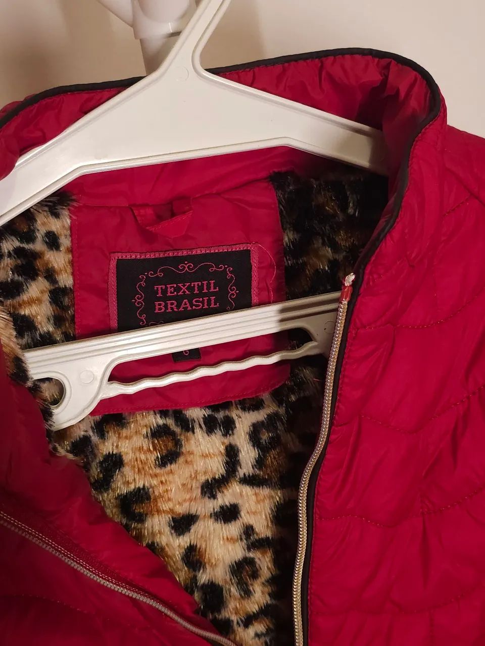 Colete puffer vermelho forro de onça - Foto 5