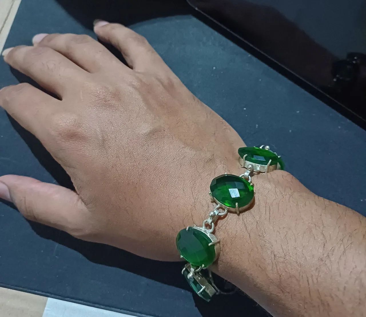 Pulseira banhada a prata com cristais verdes  - Foto 2