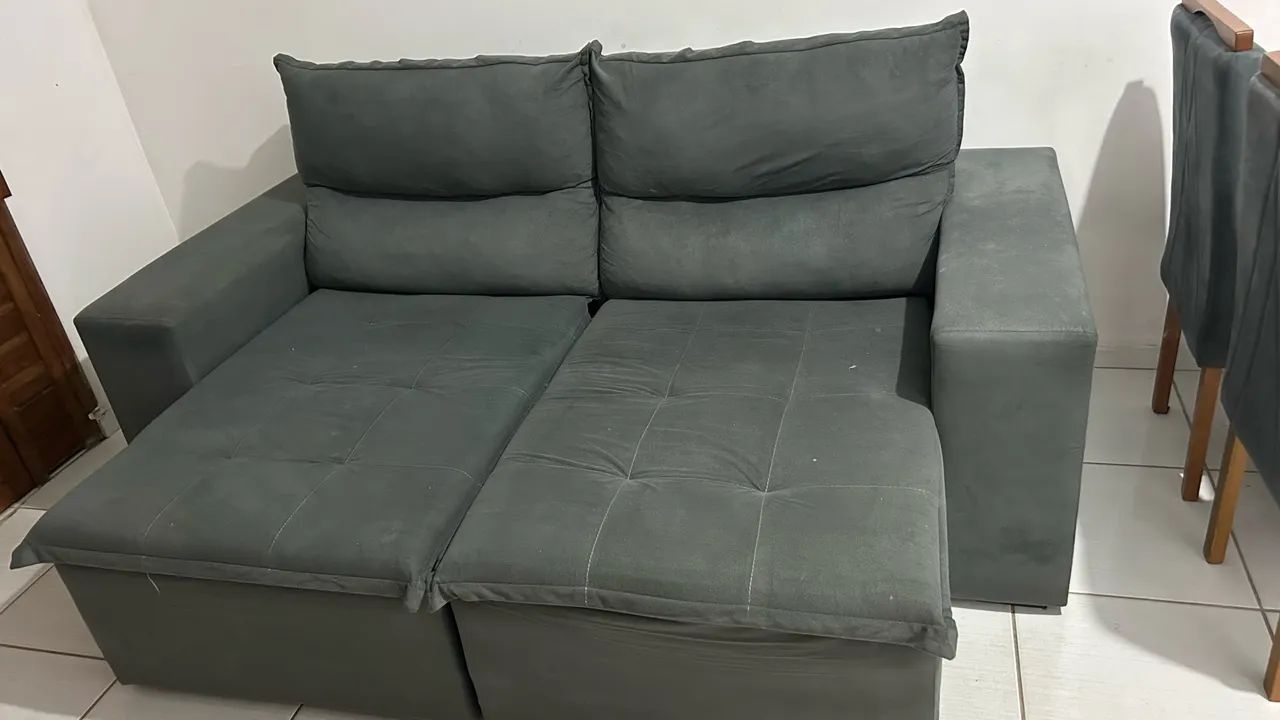 sofá retrátil e reclinável, cinza-chumbo, com braços largos e assentos bem acolchoados - Foto 3