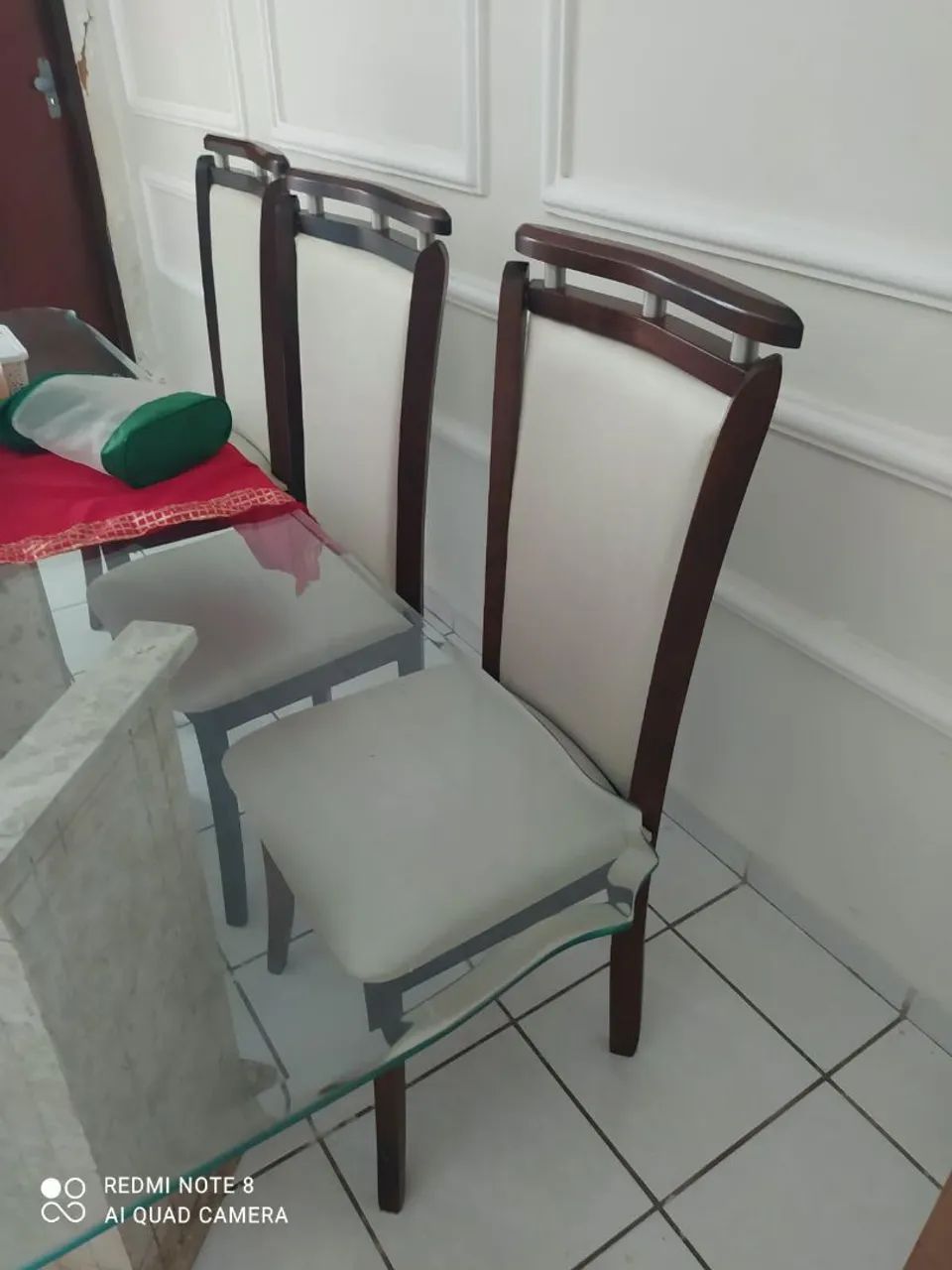 Mesa, cadeiras, aparador.