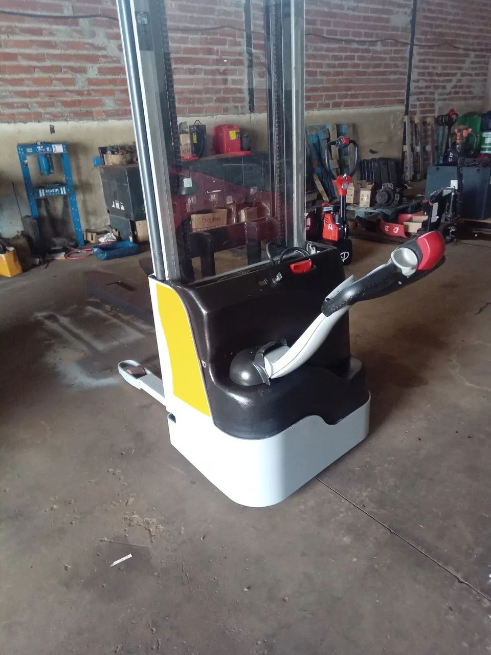 Vendo empilhadeira elétrica  - Foto 2
