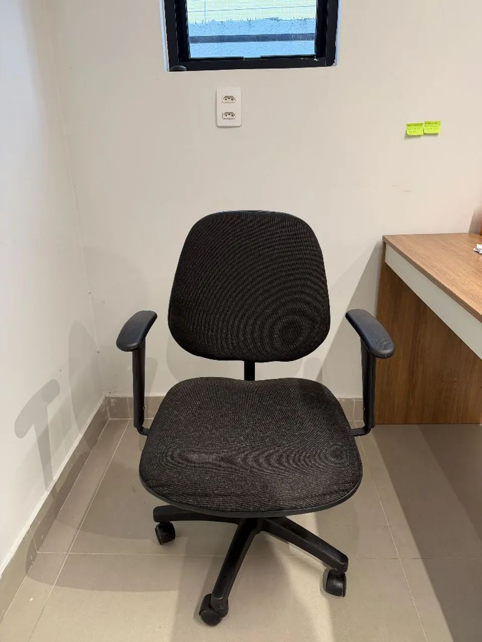 Mesa Escritório e uma cadeira - Foto 4