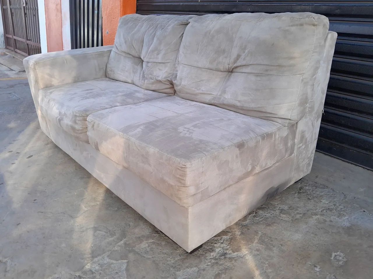 Estofado dois lugares em tecido suede  - Foto 3