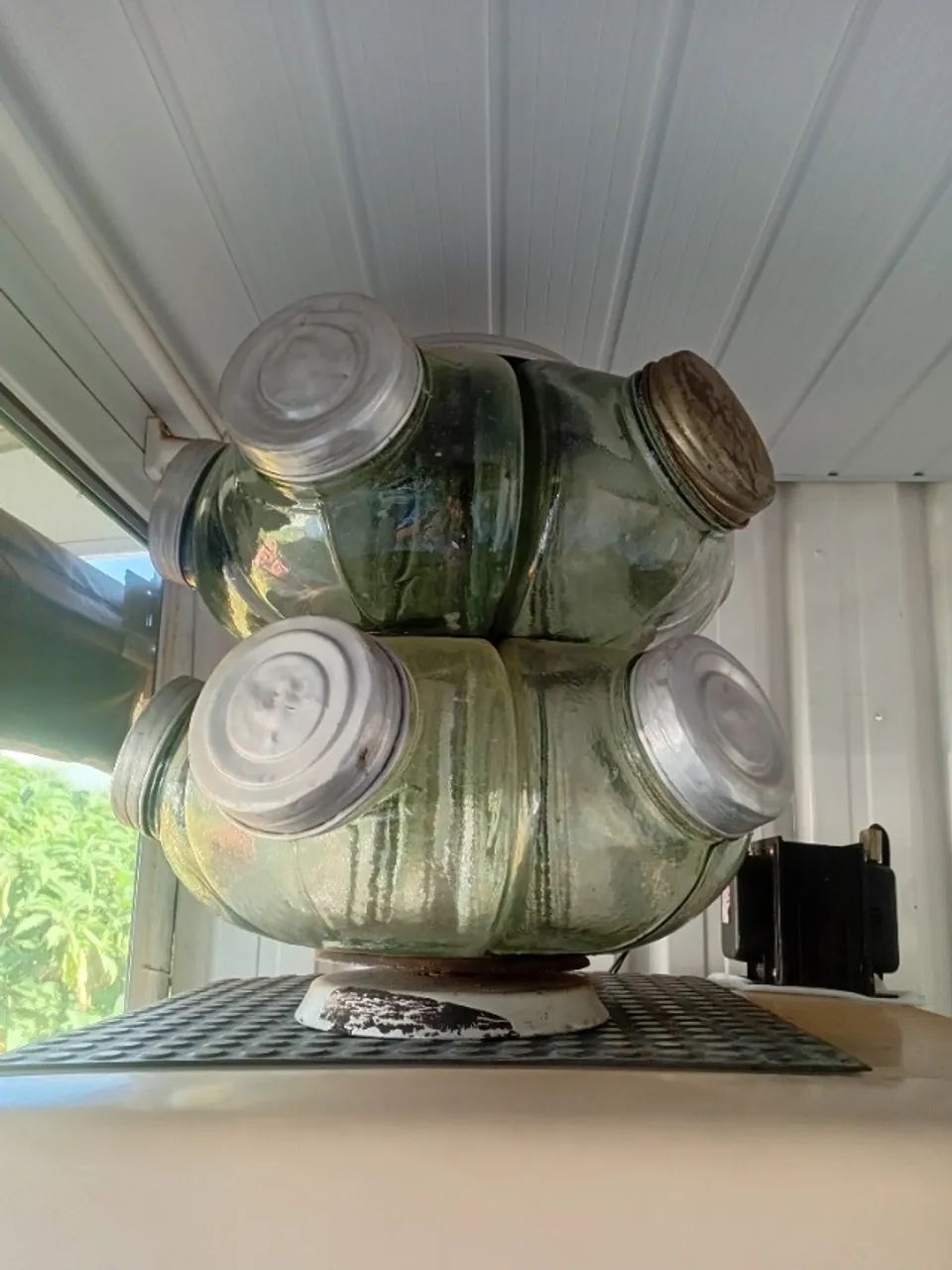 Baleiro antigo com uma peça  quebrada