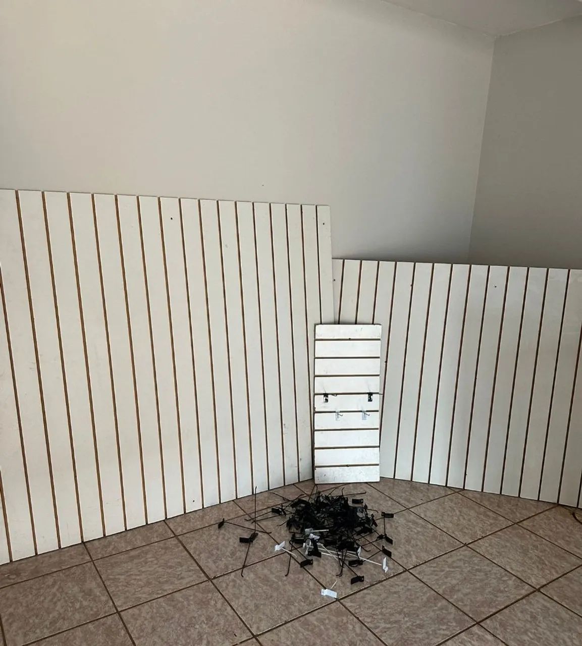 3 Expositores branco Canaletados com ganchos - Foto 3