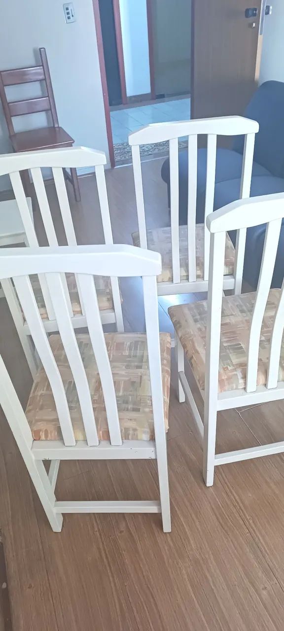 4 cadeira de madeira,forrada com tecido plastificado ,brancas - Foto 4