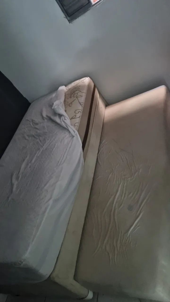 Cama com cama auxiliar tok stok e colchão 