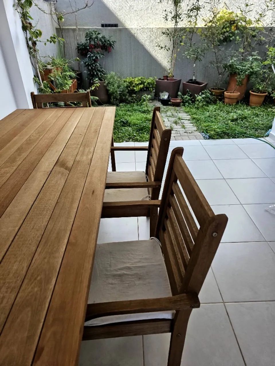 Conjunto mesa 4 cadeiras e banco de madeira maciça  - Foto 4