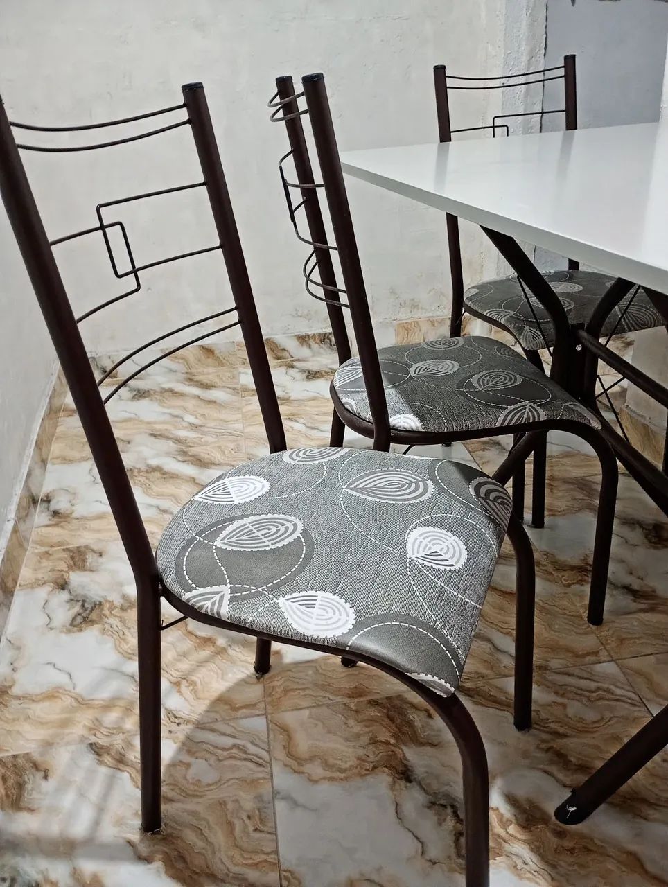 MESA COM 4 CADEIRAS TAMPA DE GRANITO  - Foto 3