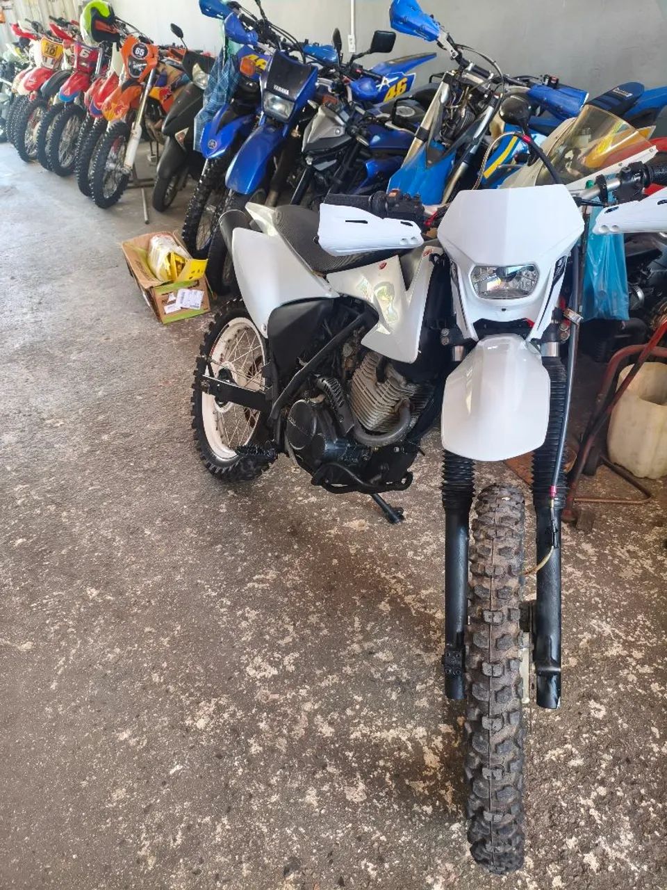 Vendo ou troco NX 200 C/ roupa de CRF  - Foto 2