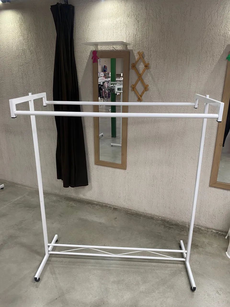 BAIXOU!!! VENDO ARARA DUPLA PARA ROUPAS SUPER RESISTENTE  EM EXCELENTE ESTADO - Foto 3
