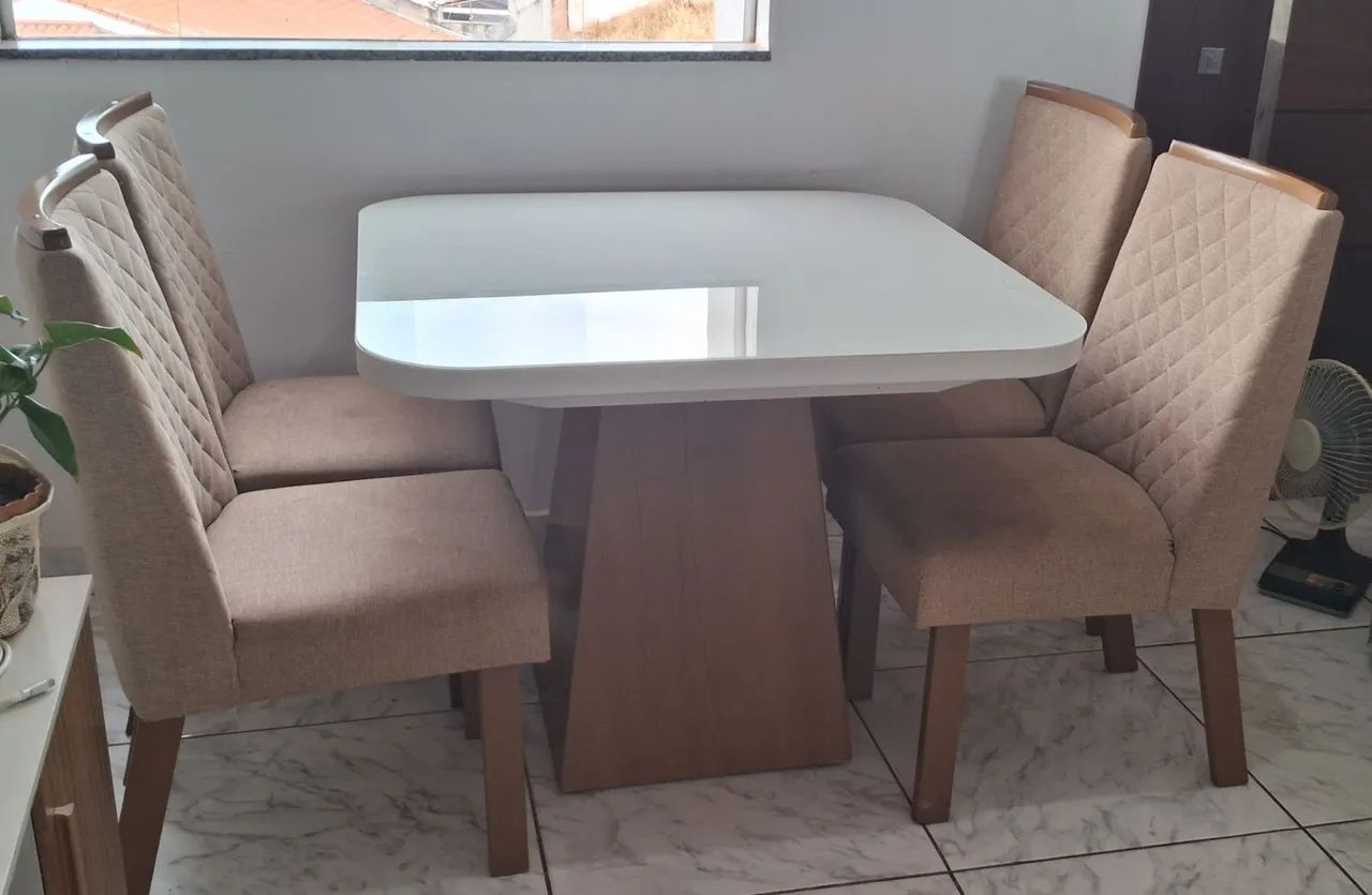Vendo mesa madeira com tampo de vidro 
