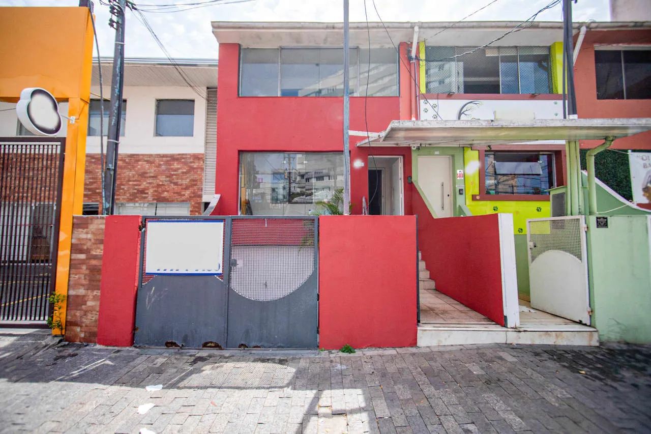 Casa comercial na Avenida Professor Alfonso Bovero, 446  525 m²
