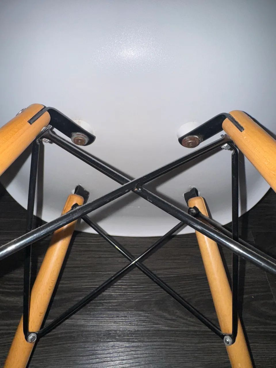 Cadeira Eames Eiffel Branca com Pé de Madeira - Estilo Moderno - Foto 2