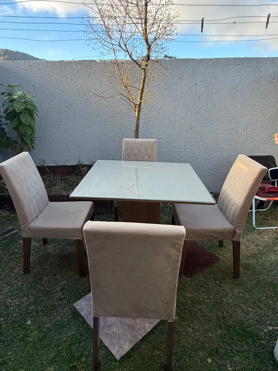 Mesa 4 lugares com cadeiras acolchoadas 