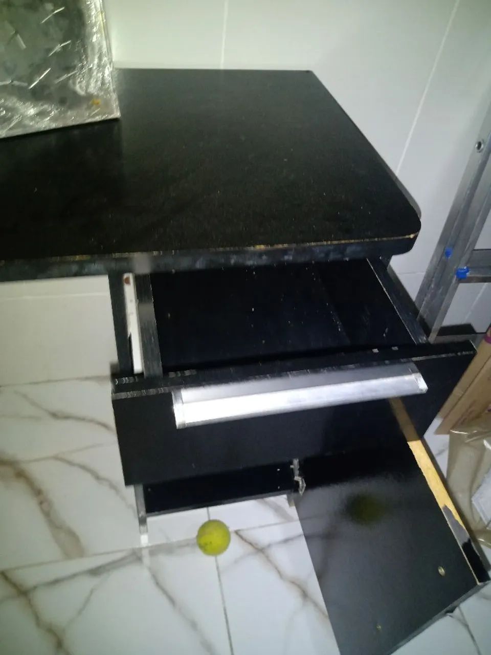 Vende se uma escrivaninha usada e uma luminária nova  - Foto 4