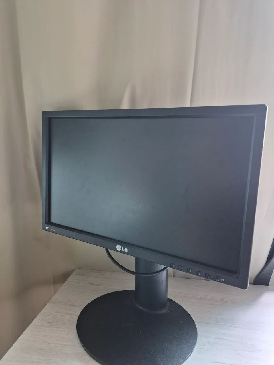 Monitor LED LG 19" (Modelo 19EB13) - Perfeito Estado e Pronto para Uso! - Foto 2