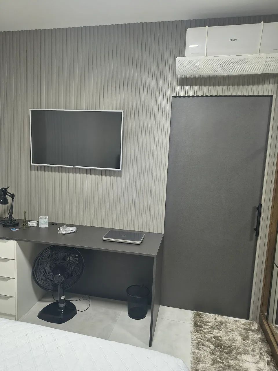 Móvel com escrivaninha e porta de correr 