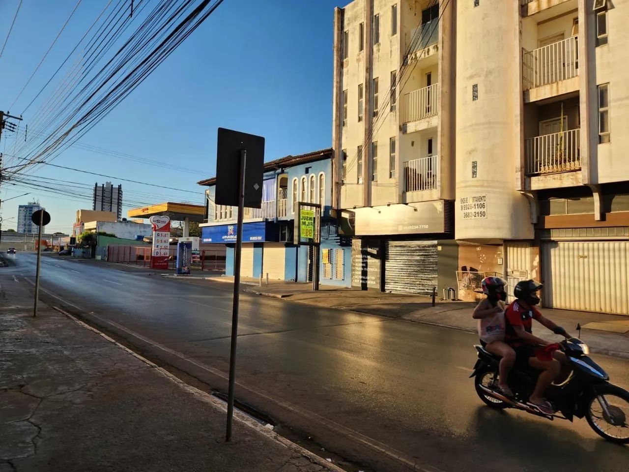 Aluga - se apto no centro de Várzea Grande .