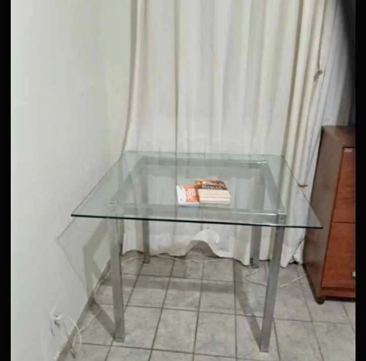 Mesa de vidro sem cadeiras 