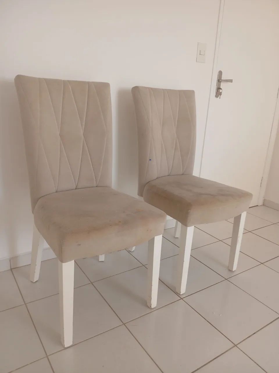 2 Cadeiras Estofadas de Encosto Alto - R$ 100 cada - Foto 2