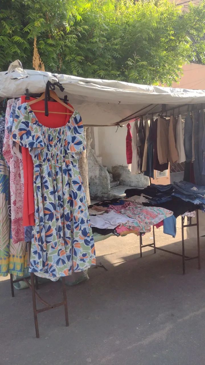 Lote de roupas para bazar variados - Foto 2